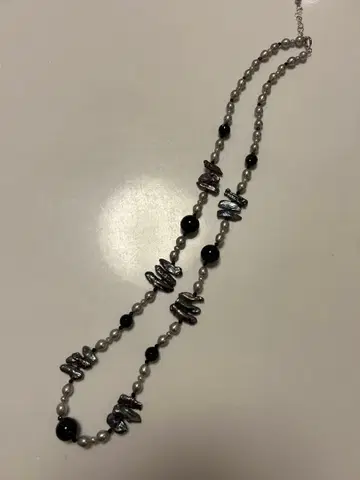 블랙과 실버의 담수 펄 목걸이