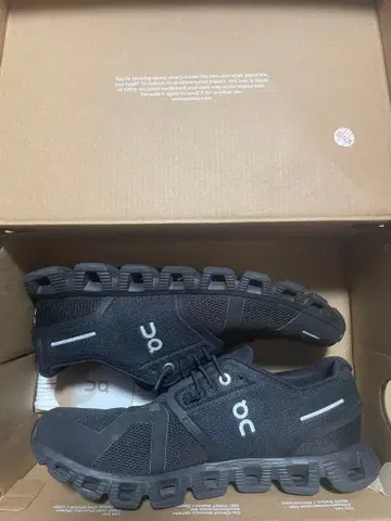 온 블랙 러닝화