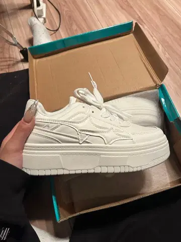 화이트 플랫폼 스니커즈