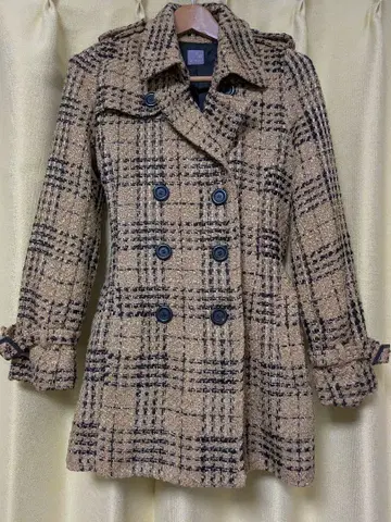 베이지 계열 체크 더블 브레스트 롱 코트