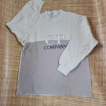 CP COMPANY 크루넥 맨투맨 아이보리 베이지