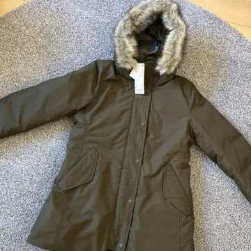 올리브색 퍼 달린 다운 자켓