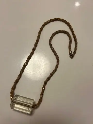 클리어 스톤이 달린 골드 컬러 목걸이