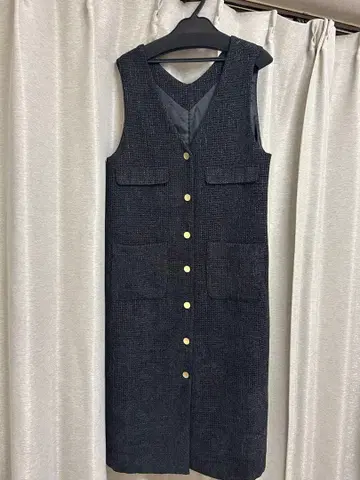 다크 그레이의 트위드풍 베스트