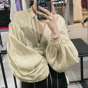 LA PEAU DE GEM 볼륨 슬리브 블라우스