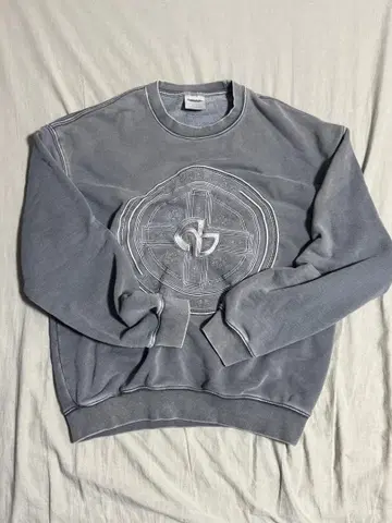 NOMANUAL OVERDYED EMBLEM SWEATSHIRT