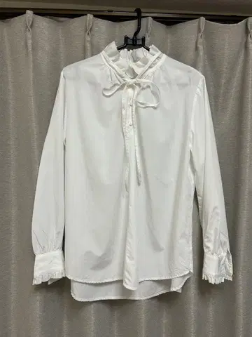 리본 포함 블라우스