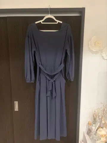 KBF 백 V넥 컷 원피스 그레이