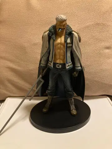 검이 달린 스모커 피규어