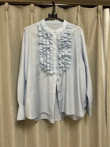 광택감 라이트 블루 블라우스