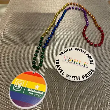 NOBLE & Heineken Silver 브라이드 목걸이와 배지 세트