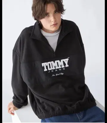 TOMMY JEANS 하프 지퍼 맨투맨 블랙