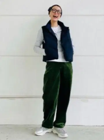 유니클로 코듀로이 커브 팬츠 M 사이즈 다크 그린 배럴 레그