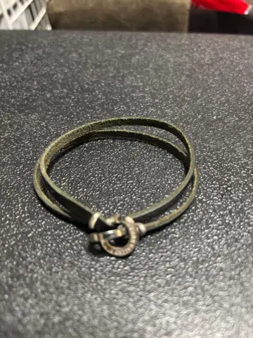 올리브 그린 가죽 팔찌