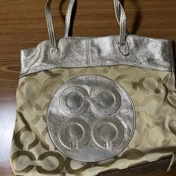 골드 토트백 원형 로고