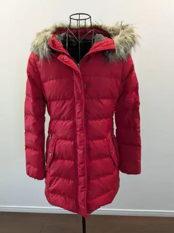 빨간색 퍼가 달린 다운 재킷