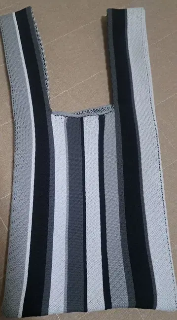 미사용 새상품 스트라이프 디자인 니트 토트백