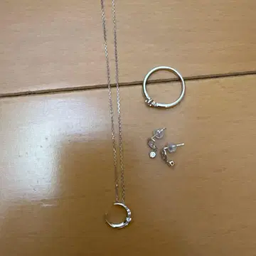 초승달 모양 목걸이와 귀찌 반지 세트