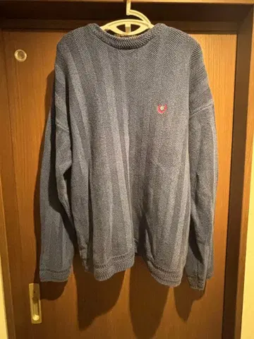 헤링본 패턴의 파란색 스웨터