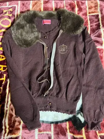 [ 새상품급 ] BABY 퍼 달린 옷깃 다크 브라운 가디건