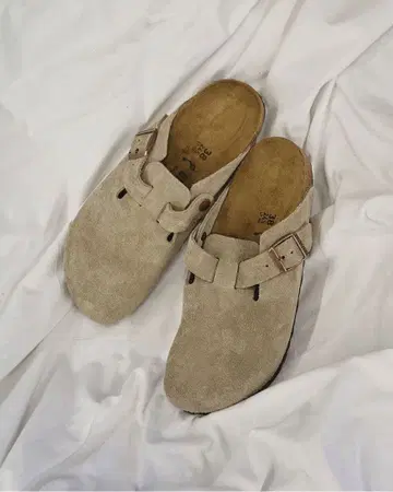 Birkenstock 베이지 스웨이드 클로그 샌들