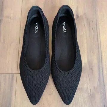 VIVIA 블랙 스틸레토 플랫슈즈