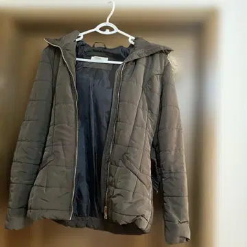 후드 부착 그레이 다운 자켓