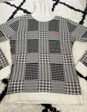 체크 무늬 니트 스웨터 하이넥