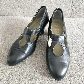 [키쿠치 타케오의 신발] 블랙 가죽 펌프스 컷 아웃 디자인 22cm