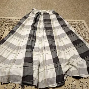 어반 리서치 그레이 계열 체크 무늬 플리츠 롱 스커트