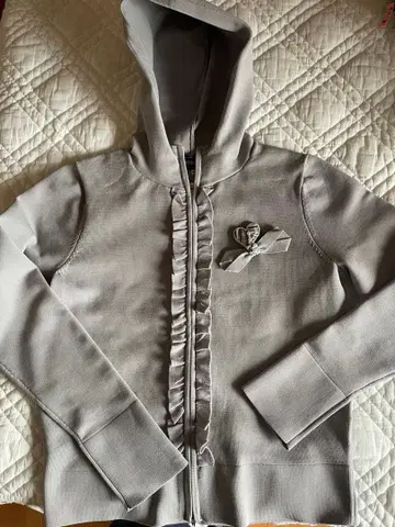 M'S GRACY 프릴 후드티 리본 하트 브로치 펄 비즈