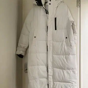 화이트 후드 부착 롱 코트 M 사이즈