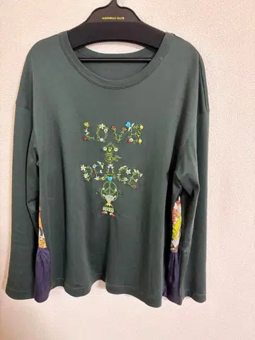 알베로베로 LOVE PEACE 자수 다크 그린 긴팔 T셔츠