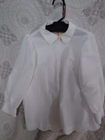 르네 폭시 화이트 스캘럽 헴 긴팔 셔츠