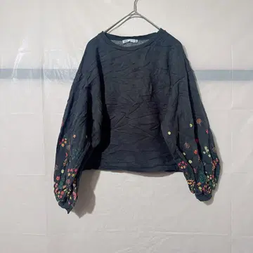 새상품급 ZARA [ S ] 자수 벌룬 슬리브 상의 블랙