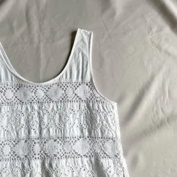 45R 45rpm 컷워크 레이스 자수 슬리브리스 블라우스