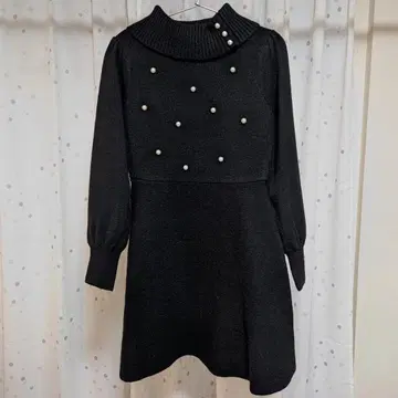 [ 인기 색상 새상품급 ] 펄 장식 터틀넥 니트 원피스