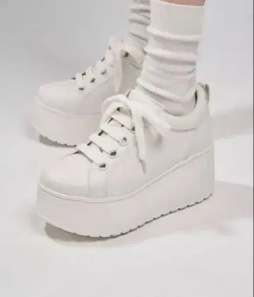 (미사용 새상품) 스즈키 아미 씨 프로듀스 통굽 스니커즈 S