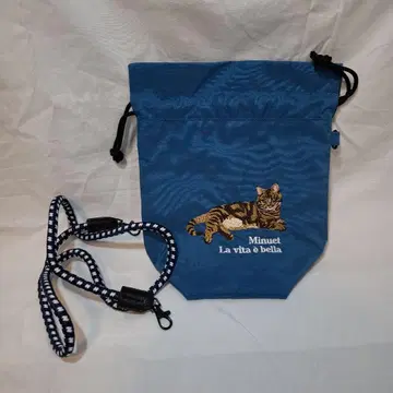 고양이 자수가 놓인 파란색 숄더백