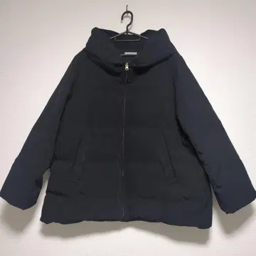 블랙 옷깃 디자인이 귀여운 다운 자켓