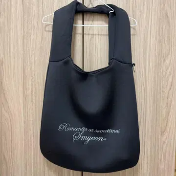 Smyeon 소프트 터치 자수 숄더백 블랙