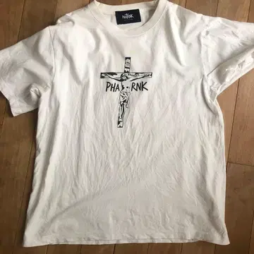 PHARRELL 십자가 디자인 T셔츠