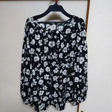 UNTITLED 꽃무늬 긴팔 블라우스 블랙