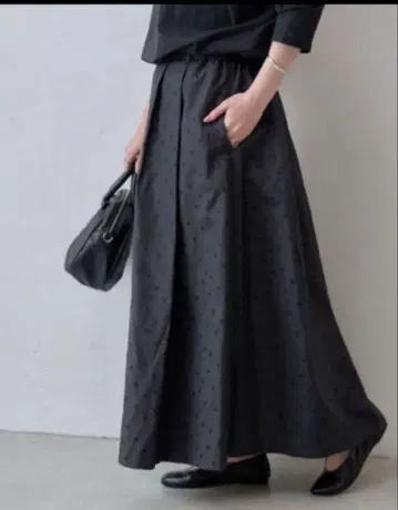 24200엔 비어즐리 자카드 타프타 도트 롱 스커트 블랙