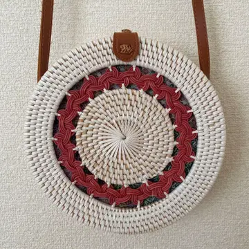 원형 화이트 숄더 바스켓백