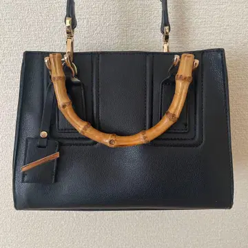 뱀부 핸들의 블랙 숄더백