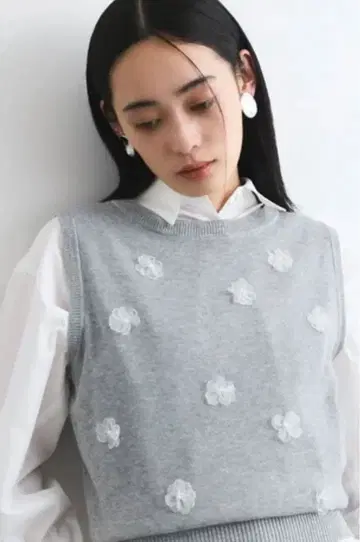 미사용 새상품 완판템 VIS 플라워 모티브 니트 베스트