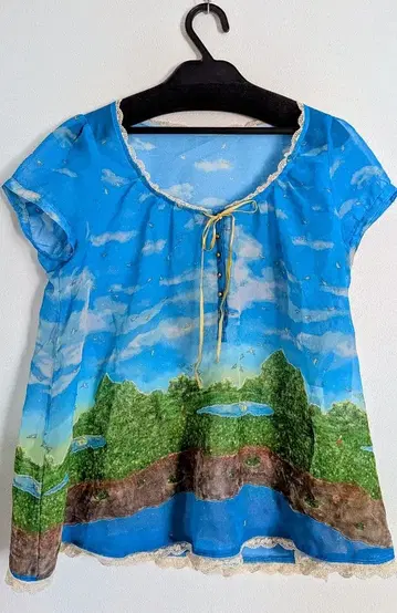 프랑슈리페 파란 하늘 풍경 무늬 블라우스 반팔 레이스 옷깃 블루 계열