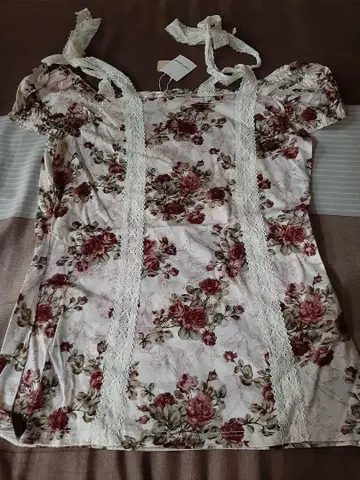 새상품: 크림슨 L 레스트로즈 어깨끈 레이스 반팔 로즈 패턴