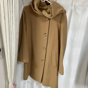 후드 부착 베이지 코트